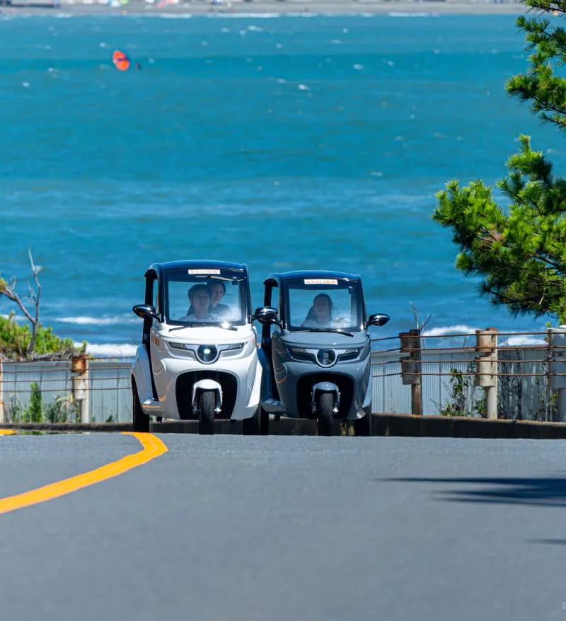 2台の走るトゥクトゥク