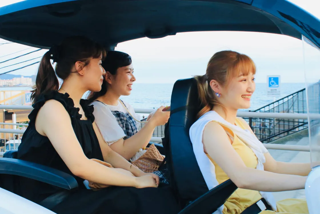 トゥクトゥクの走る写真