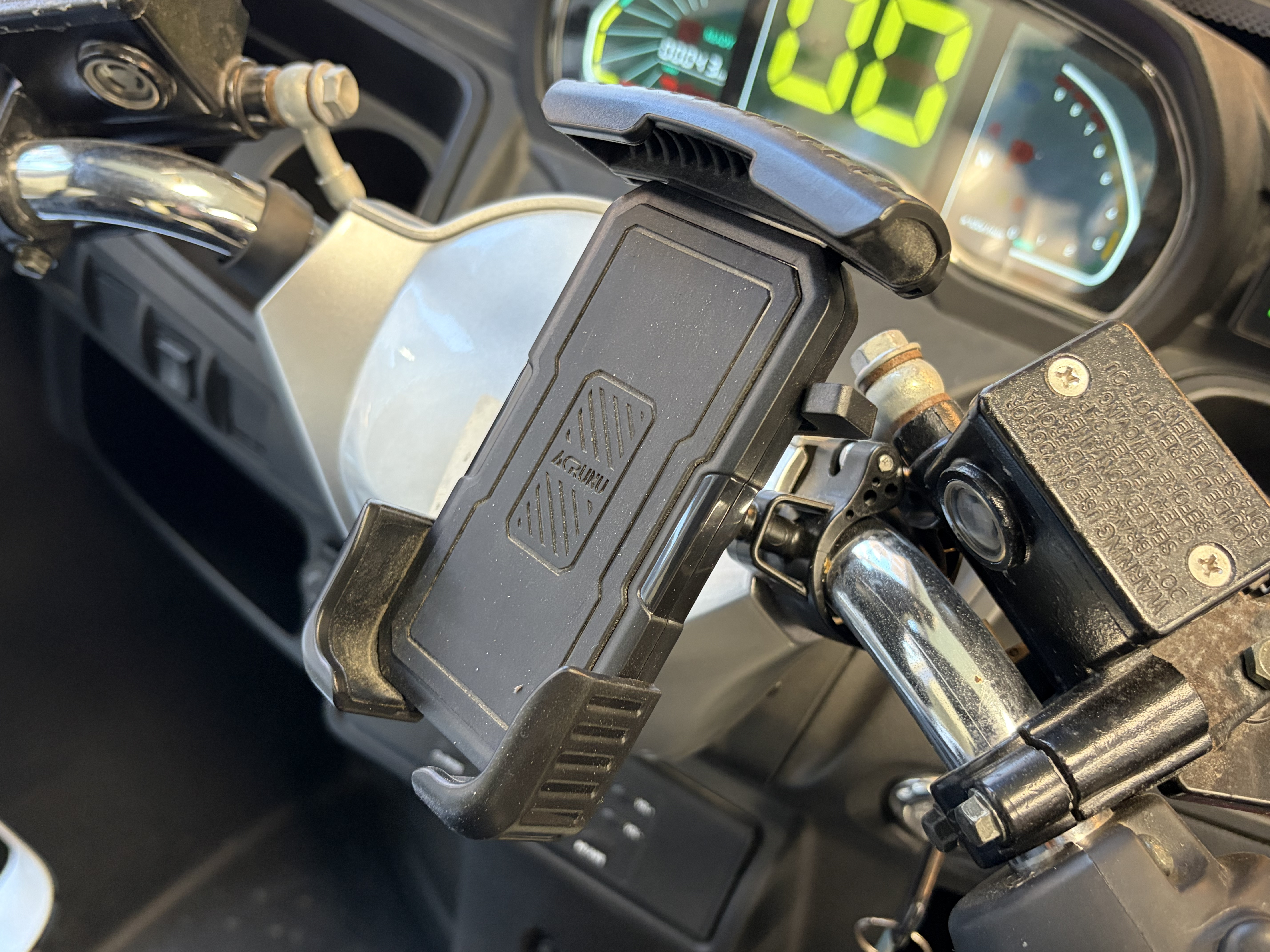 ハンドルに取り付けたスマホホルダー。ナビ代わりにスマートフォンを装着可能