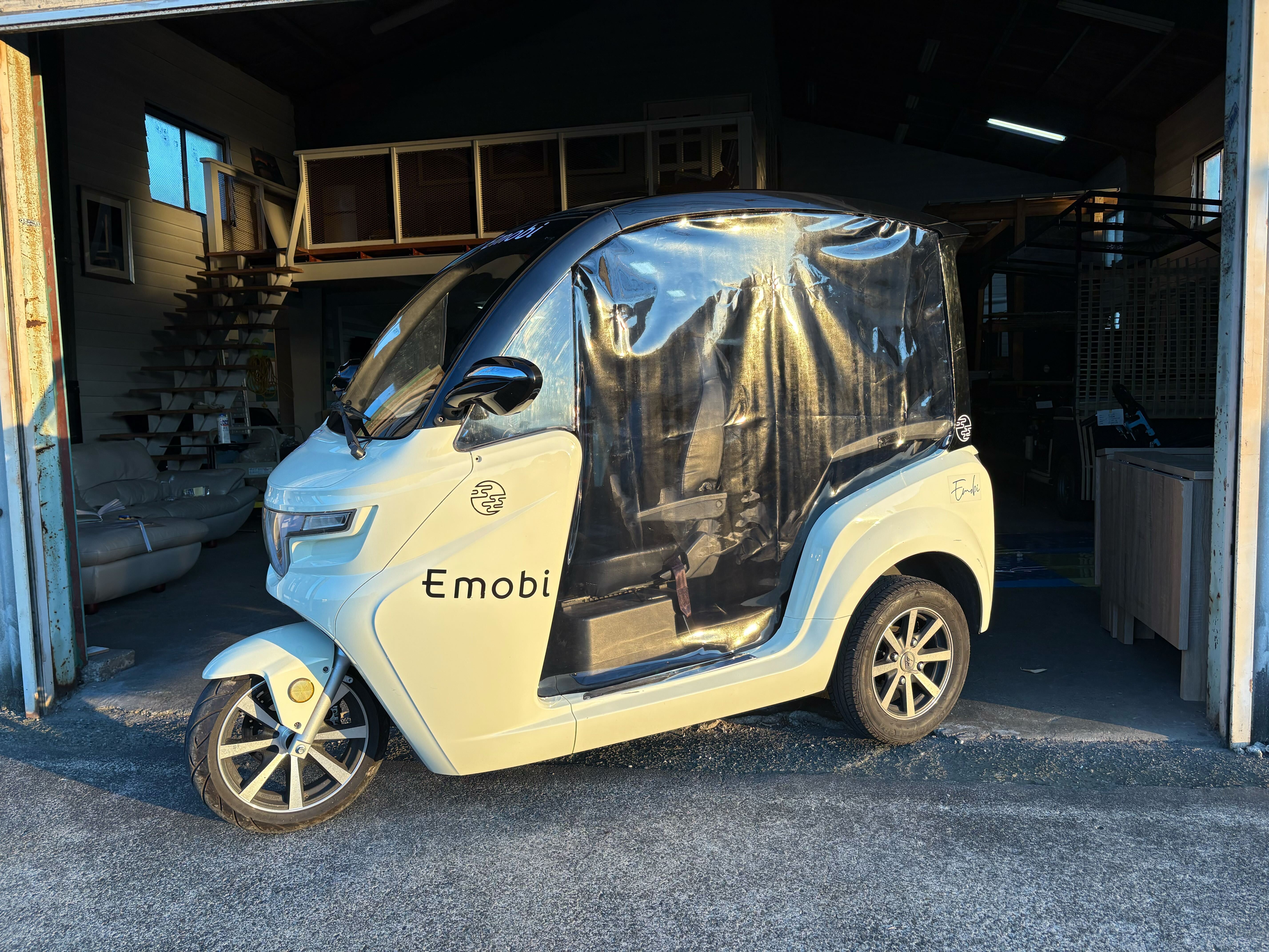 サイドカバー装着車両。雨や寒さから乗車スペースを守るオプション