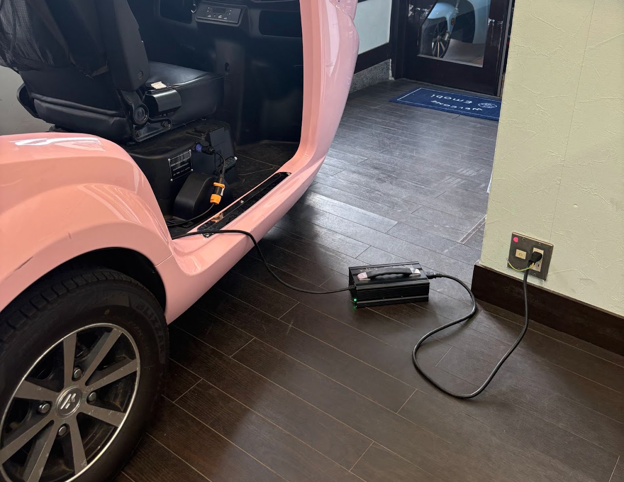 車両に直接充電コードをつないで充電している様子。充電ユニットと家庭用コンセント