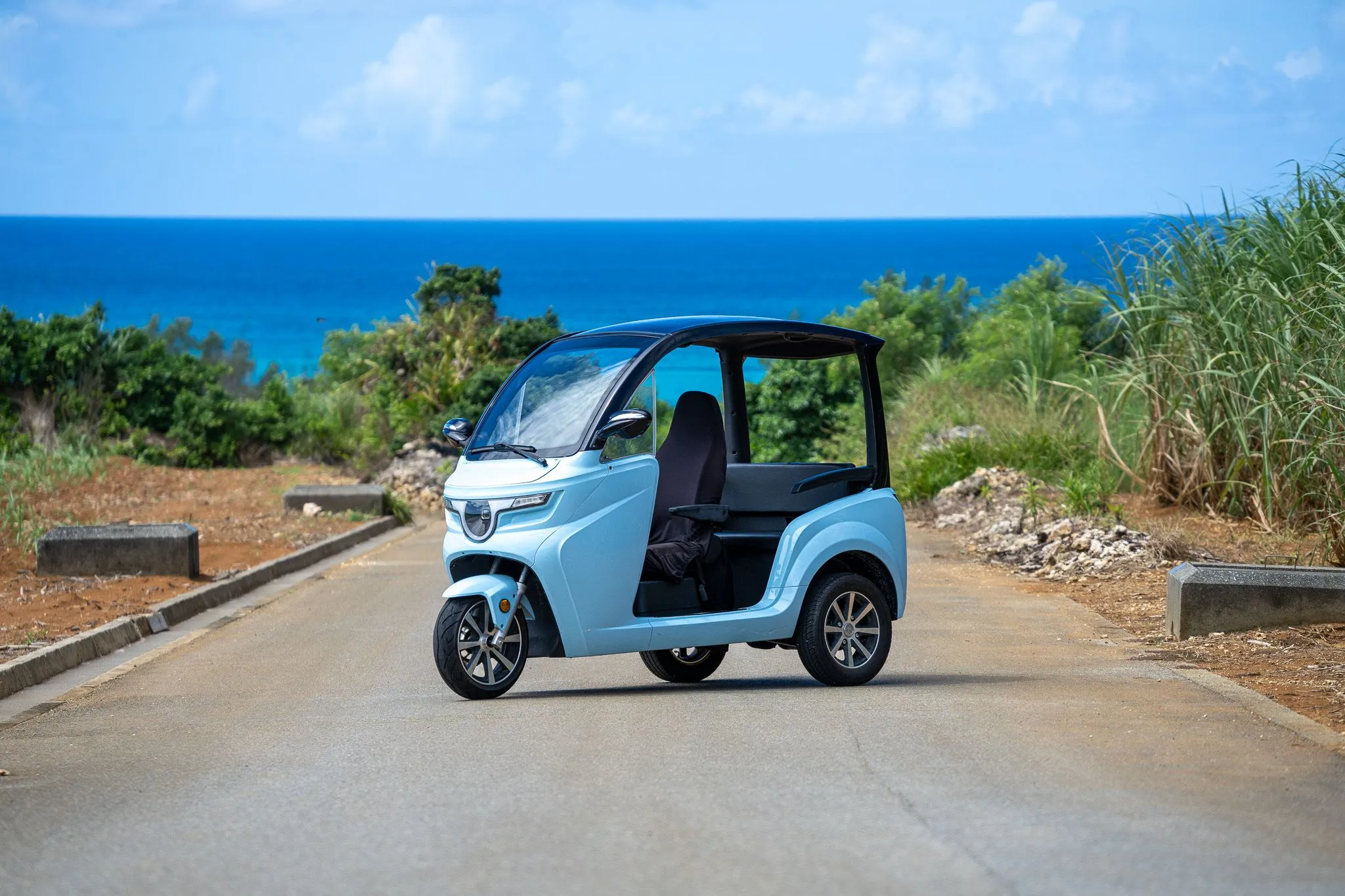 簡単に運転しているトゥクトゥクの画像