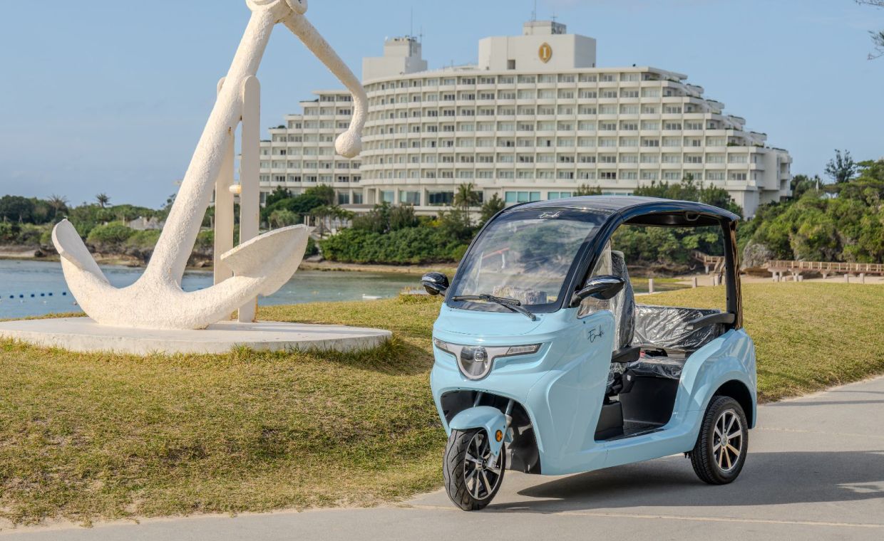 海沿いの電動トゥクトゥク