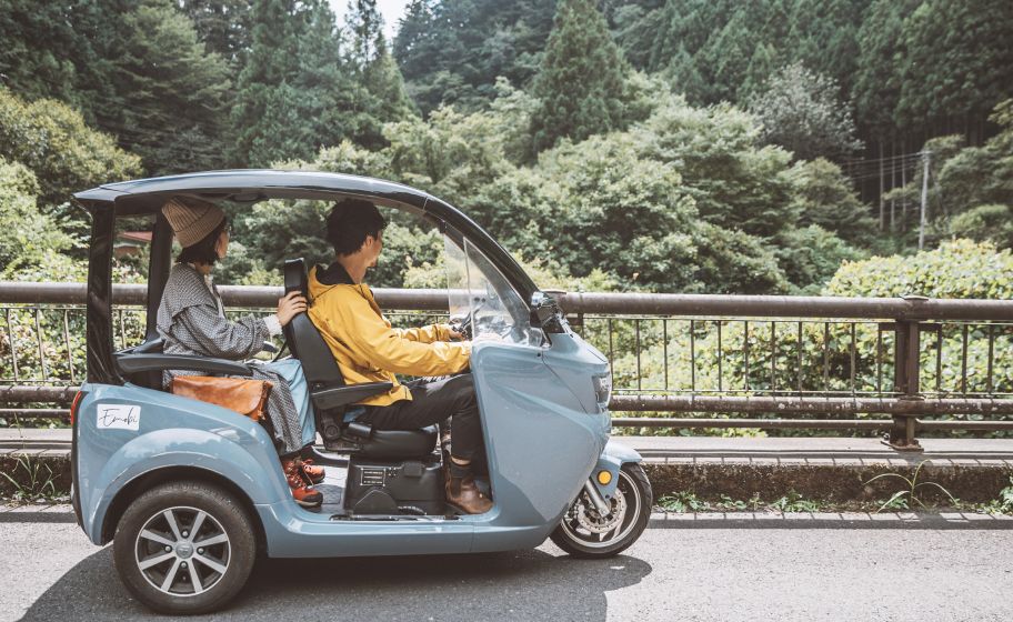 施設前の電動トゥクトゥク